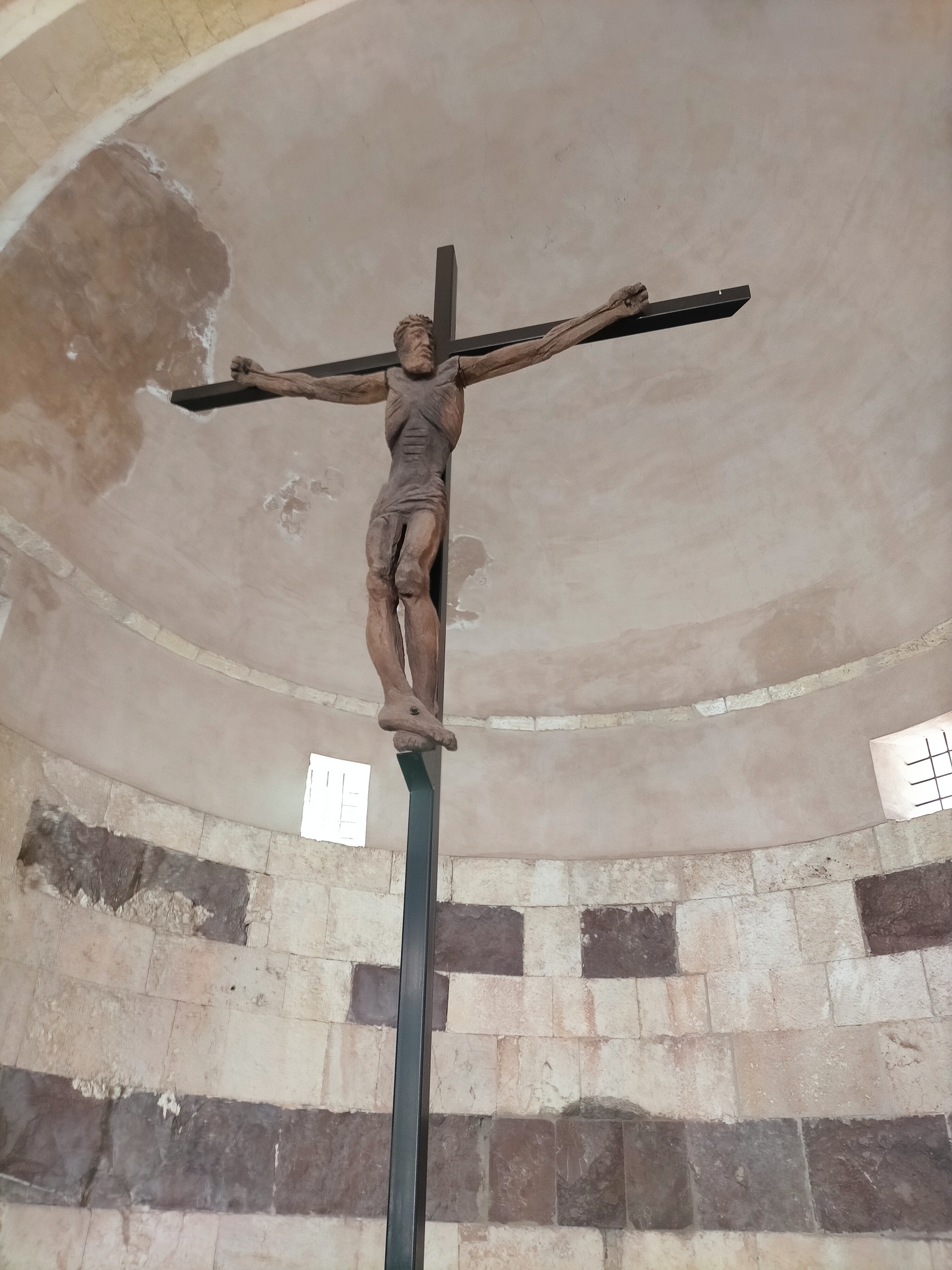 Fermata San Saturnino. Dal crocifisso ligneo alle pietre sonore: materia, suono e sacralità nell’opera di Pinuccio Sciola